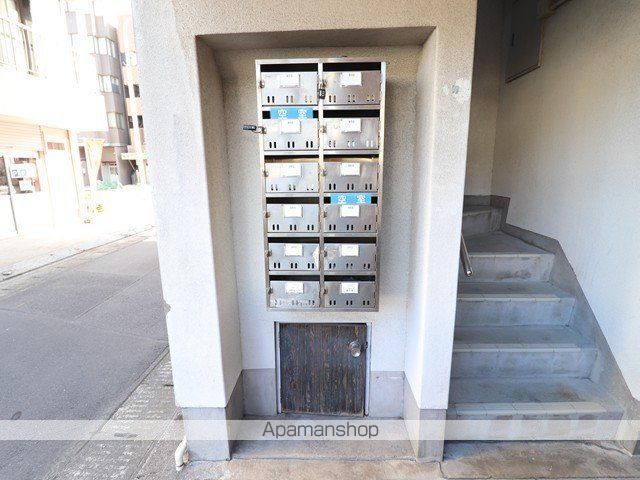 高田ビルの玄関写真