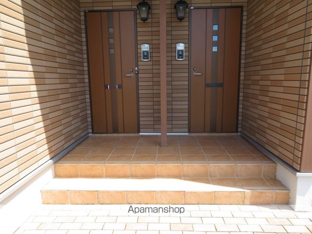 米子市 2階建 築14年の玄関写真