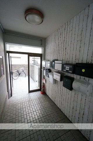 高槻市 3階建 築37年の玄関写真