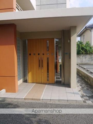 ヒルズ三番町の玄関写真