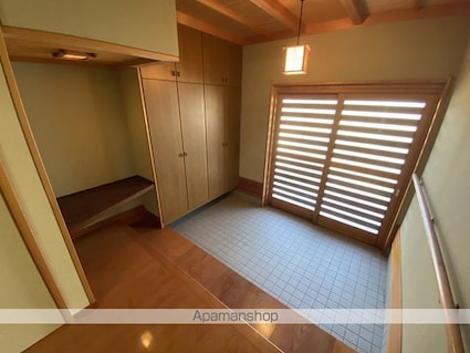 新田塚２丁目貸家[4LDK/239.14m2]の玄関