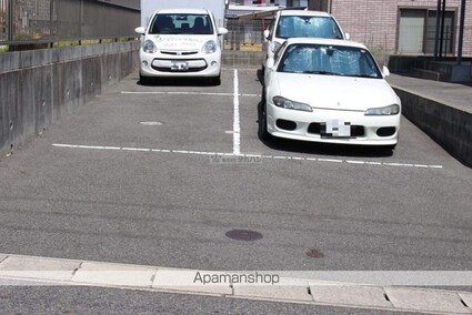 アムール[2LDK/53.97m2]の駐車場3