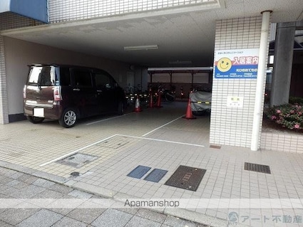 ロイヤルハイツ平和通[1K/32.9m2]の駐車場