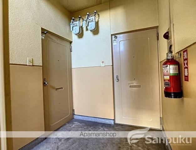 小田原ビルの玄関写真