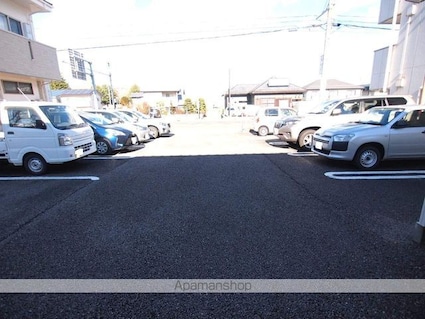 ル・トレフル[1R/32.98m2]の駐車場