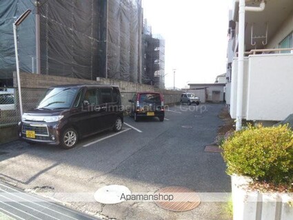 メゾン近江富士[2SDK/45.87m2]の駐車場