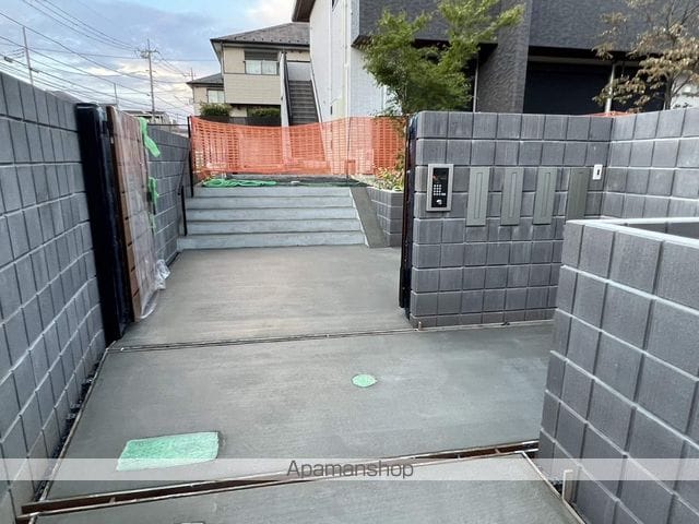 東京都世田谷区粕谷２丁目[1LDK/44.71m2]のエントランス