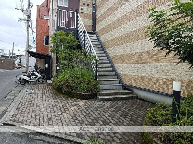 レオパレスプチ ジャルダンの玄関写真