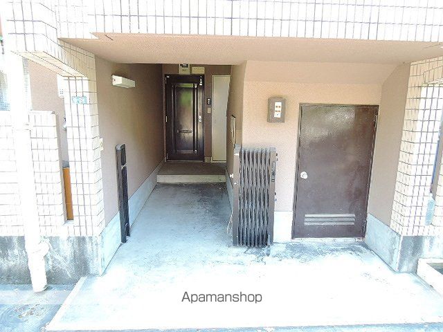 ファミール末吉の玄関写真
