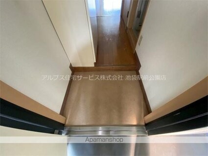 本田ビル[1R/27m2]の玄関