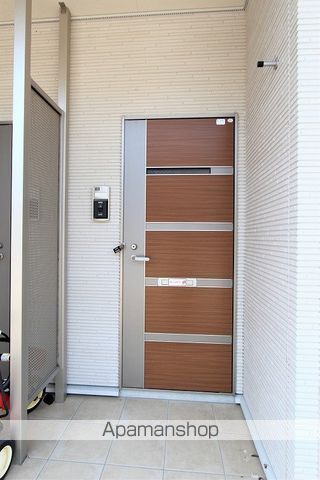 ストロベリーガーデンBの玄関写真