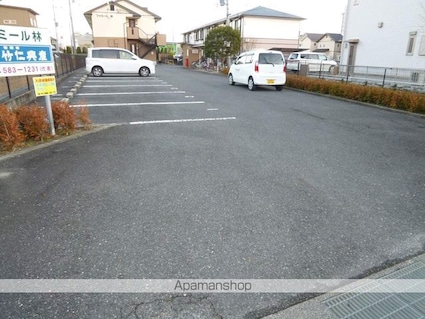 ファミール林[2LDK/52.09m2]の駐車場2