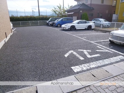 フルーレ伊勢[1K/25.56m2]の駐車場4