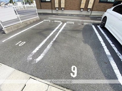 ソリスガーデン[2LDK/64.57m2]の駐車場2