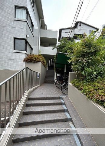 フローラ八幡山の玄関写真