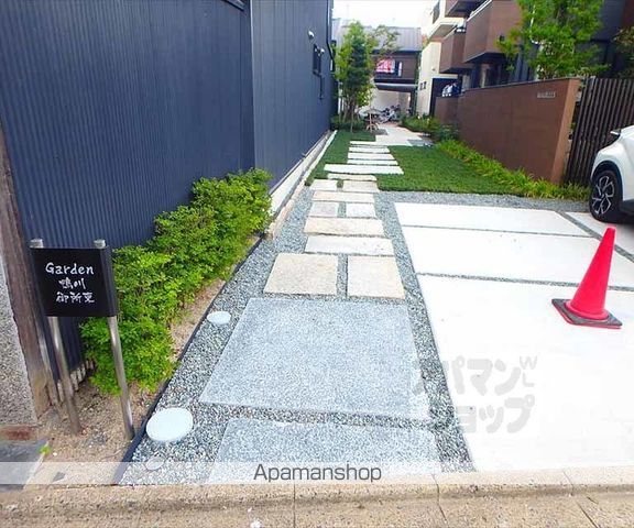 ガーデン鴨川御所東の玄関写真