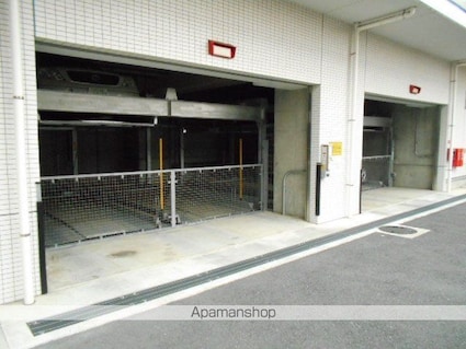 シャーメゾンステージ日野[1K/27m2]の駐車場