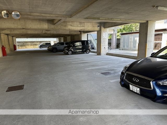 高知県高知市桟橋通５丁目[3LDK/64.3m2]の駐車場2