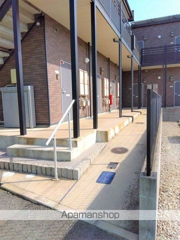 レオネクスト小山ロイヤル館の玄関写真