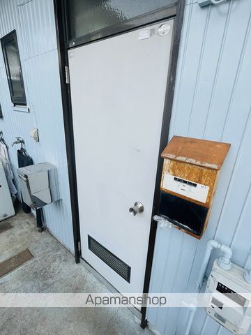 第二石田ハイツの玄関写真