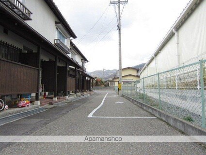 フォレストオブヒーリング西棟　[3DK/49m2]の駐車場