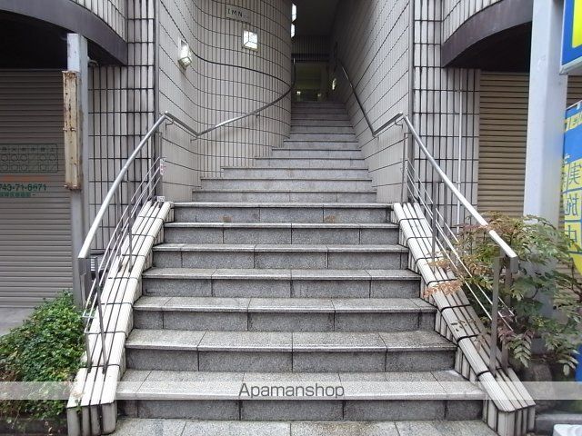 IMNビルの玄関写真