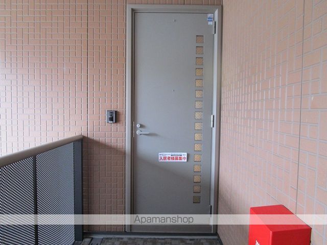 ヴィラージュマルイ C棟の玄関写真
