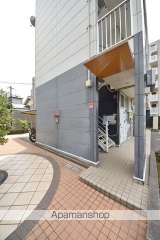 レオパレスLIVELYSTARの玄関写真