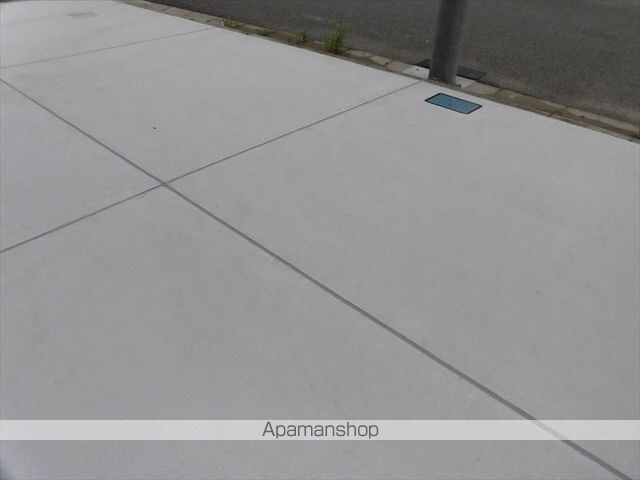 ヤマイチテラス西庄[3LDK/77m2]の駐車場1