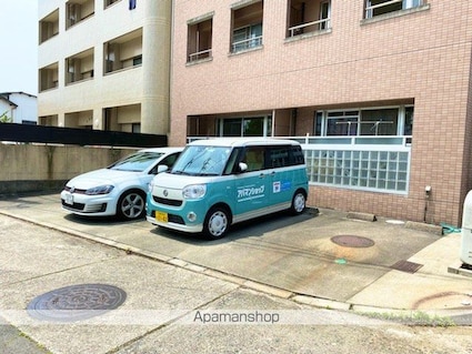 滋賀県東近江市八日市本町[1K/31.05m2]の駐車場2