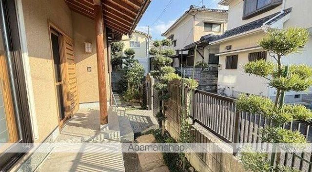 松山市 2階建 築20年の玄関写真