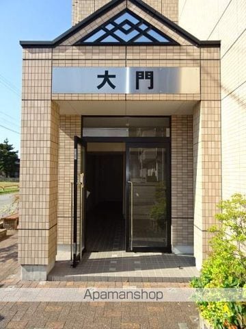富山地鉄富山市内線 南富山駅前駅 徒歩11分 3階建 築17年の玄関写真