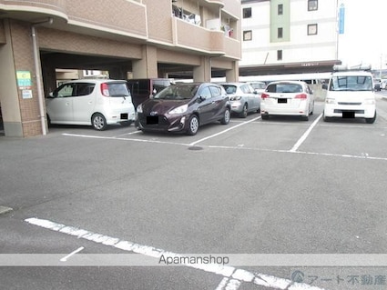 ノイシュロス久万ノ台[2DK/41.85m2]の駐車場