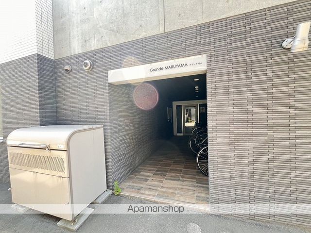 グランデ円山の玄関写真