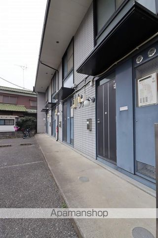 レオパレスローザンヌIIIの玄関写真
