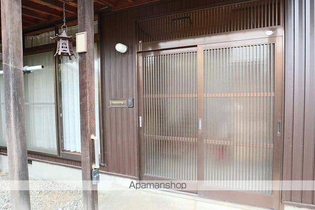 万葉線 市民病院前駅 徒歩9分 2階建 築41年の玄関写真