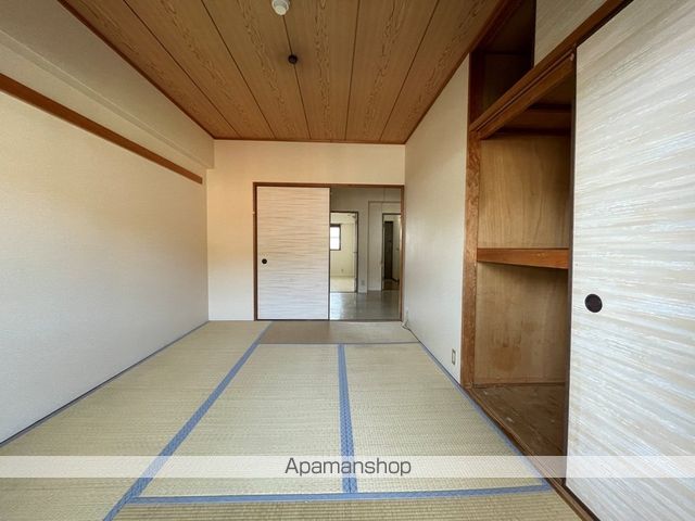 ルネ・アルマーニの内装写真