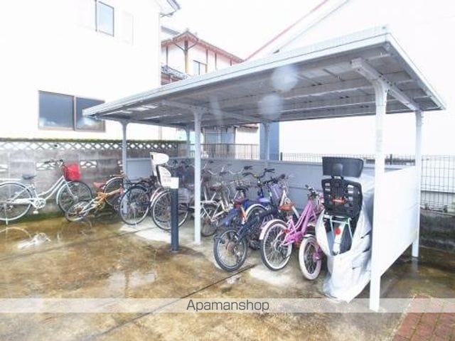 RAFFINE FLEURIIA棟の玄関写真
