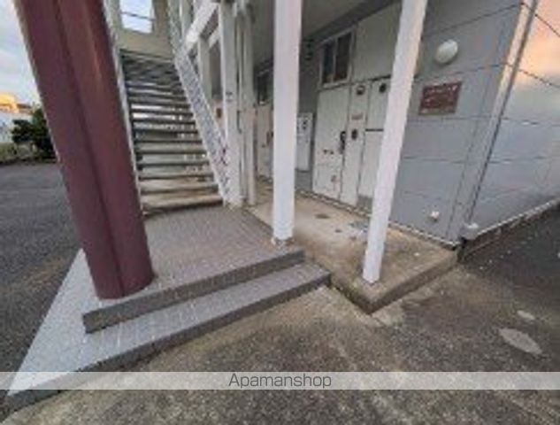 レオパレスキャトル セゾンの玄関写真