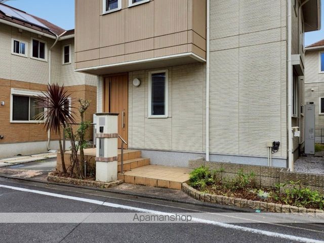 日野市 2階建 築13年の玄関写真