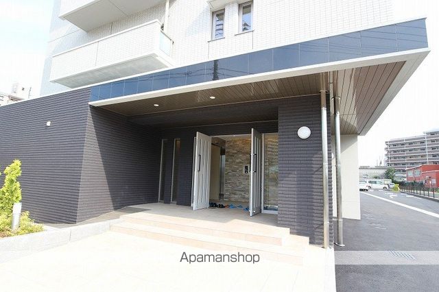クラウン パレスの玄関写真