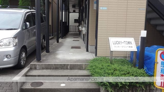 ラッキータウン2番館の玄関写真
