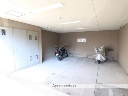 ベルファース川原通[1K/23.95m2]の駐車場