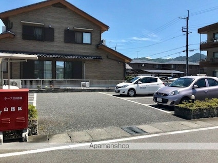 メゾンドフロール[1K/30.4m2]の駐車場2