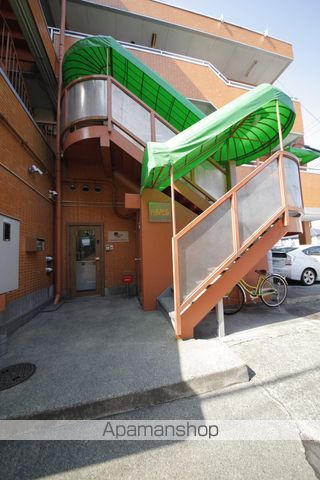 ハタノビルの玄関写真