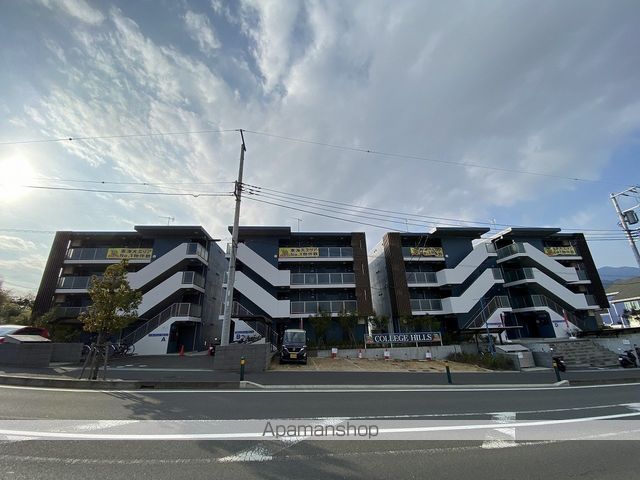 カレッジヒルズの玄関写真