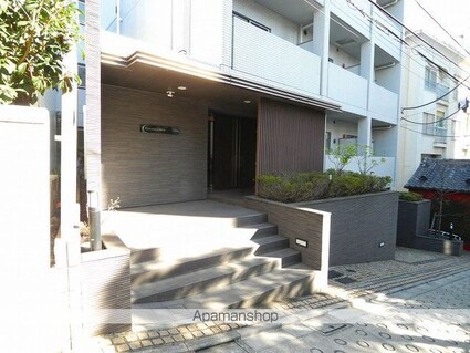 東京都新宿区岩戸町[1LDK/48.62m2]のエントランス