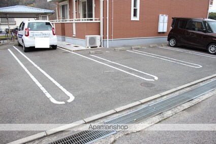 ドミール　ラフィネ　Ａ[1R/33.15m2]の駐車場