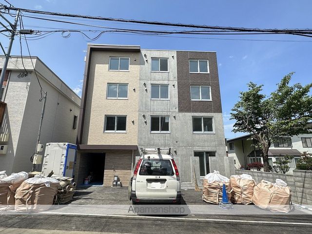 エアフォルク学園前の外観写真