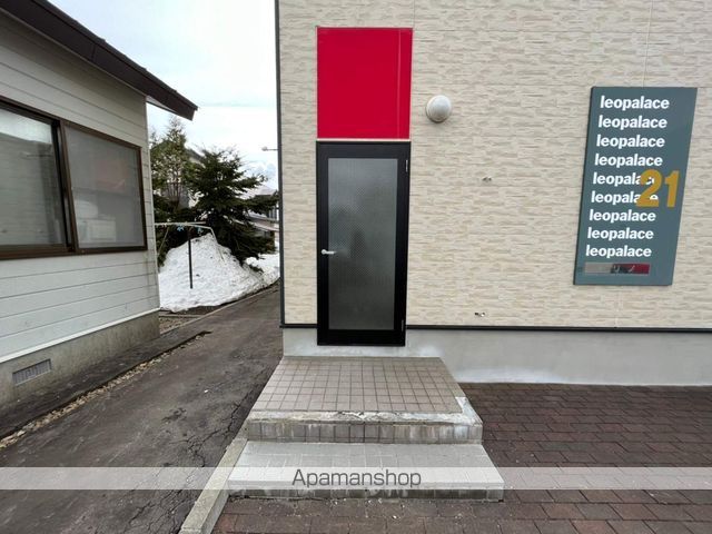 レオパレストリノの玄関写真